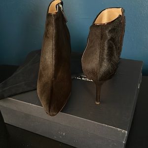 Beautiful Oscar de LA Renta boots, Made in Italy. All leather .natural fur .